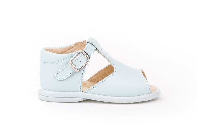 Sus primeras Sandalias. Suaves y fresquitos, perfectos para los pies de los más pequeños. Zapato tipo sandalia pepito con el talón cerrado más alto fabricado en napa de piel bovina con sistema de cierre de hebilla. La parte interior está fabricada con forro de piel natural, protector de talones, planta con puente anatómico y suela de goma antideslizante. Calzado diseñado y fabricado en España ideal para preandantes y niños que ya han empezado a dar sus primeros pasos.
