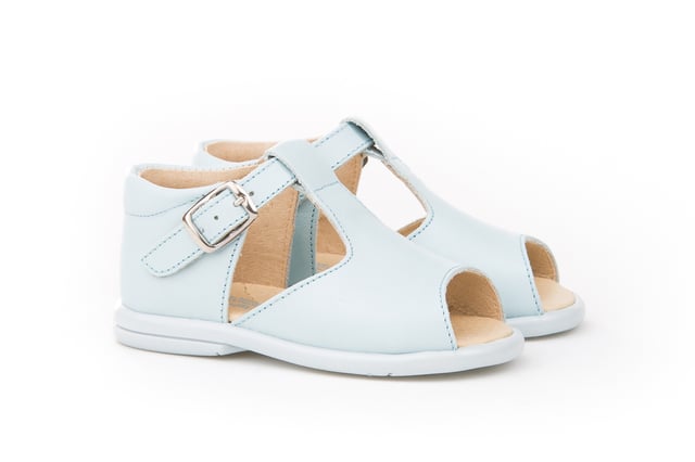 Sus primeras Sandalias. Suaves y fresquitos, perfectos para los pies de los más pequeños. Zapato tipo sandalia pepito con el talón cerrado más alto fabricado en napa de piel bovina con sistema de cierre de hebilla. La parte interior está fabricada con forro de piel natural, protector de talones, planta con puente anatómico y suela de goma antideslizante. Calzado diseñado y fabricado en España ideal para preandantes y niños que ya han empezado a dar sus primeros pasos.