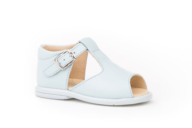 Sus primeras Sandalias. Suaves y fresquitos, perfectos para los pies de los más pequeños. Zapato tipo sandalia pepito con el talón cerrado más alto fabricado en napa de piel bovina con sistema de cierre de hebilla. La parte interior está fabricada con forro de piel natural, protector de talones, planta con puente anatómico y suela de goma antideslizante. Calzado diseñado y fabricado en España ideal para preandantes y niños que ya han empezado a dar sus primeros pasos.