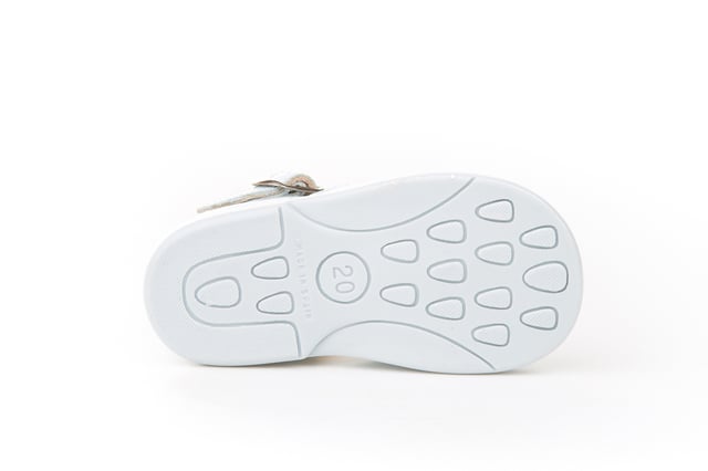 Sus primeras Sandalias. Suaves y fresquitos, perfectos para los pies de los más pequeños. Zapato tipo sandalia pepito con el talón cerrado más alto fabricado en napa de piel bovina con sistema de cierre de hebilla. La parte interior está fabricada con forro de piel natural, protector de talones, planta con puente anatómico y suela de goma antideslizante. Calzado diseñado y fabricado en España ideal para preandantes y niños que ya han empezado a dar sus primeros pasos.