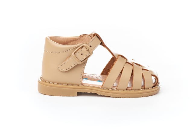 Sus primeras Sandalias Cangrejeras. Suaves y fresquitos, perfectos para los pies de los más pequeños. Zapato tipo sandalia cangrejera con el talón cerrado más alto fabricado en napa de piel bovina con sistema de cierre de hebilla. La parte interior está fabricada con forro de piel natural, protector de talones, planta con puente anatómico y suela de goma antideslizante. Calzado diseñado y fabricado en España ideal para preandantes y niños que ya han empezado a dar sus primeros pasos.
