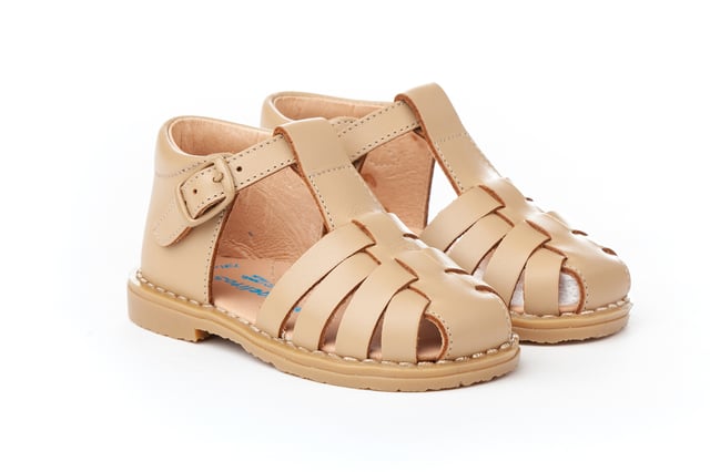Sus primeras Sandalias Cangrejeras. Suaves y fresquitos, perfectos para los pies de los más pequeños. Zapato tipo sandalia cangrejera con el talón cerrado más alto fabricado en napa de piel bovina con sistema de cierre de hebilla. La parte interior está fabricada con forro de piel natural, protector de talones, planta con puente anatómico y suela de goma antideslizante. Calzado diseñado y fabricado en España ideal para preandantes y niños que ya han empezado a dar sus primeros pasos.