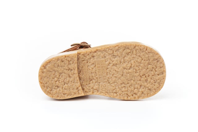 Sus primeras Sandalias Cangrejeras. Suaves y fresquitos, perfectos para los pies de los más pequeños. Zapato tipo sandalia cangrejera con el talón cerrado más alto fabricado en napa de piel bovina con sistema de cierre de hebilla. La parte interior está fabricada con forro de piel natural, protector de talones, planta con puente anatómico y suela de goma antideslizante. Calzado diseñado y fabricado en España ideal para preandantes y niños que ya han empezado a dar sus primeros pasos.