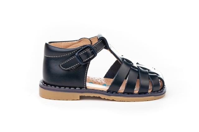 Sus primeras Sandalias Cangrejeras. Suaves y fresquitos, perfectos para los pies de los más pequeños. Zapato tipo sandalia cangrejera con el talón cerrado más alto fabricado en napa de piel bovina con sistema de cierre de hebilla. La parte interior está fabricada con forro de piel natural, protector de talones, planta con puente anatómico y suela de goma antideslizante. Calzado diseñado y fabricado en España ideal para preandantes y niños que ya han empezado a dar sus primeros pasos.