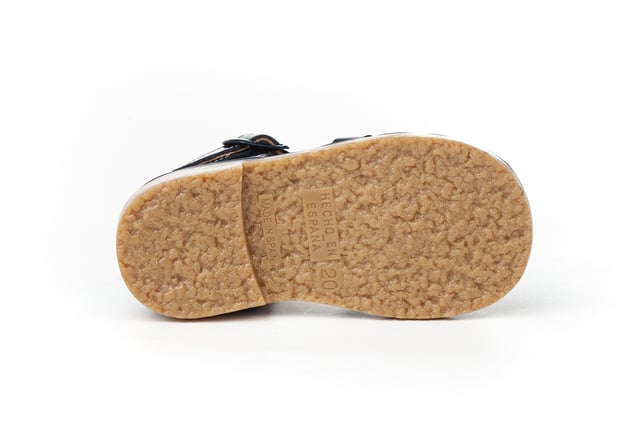 Sus primeras Sandalias Cangrejeras. Suaves y fresquitos, perfectos para los pies de los más pequeños. Zapato tipo sandalia cangrejera con el talón cerrado más alto fabricado en napa de piel bovina con sistema de cierre de hebilla. La parte interior está fabricada con forro de piel natural, protector de talones, planta con puente anatómico y suela de goma antideslizante. Calzado diseñado y fabricado en España ideal para preandantes y niños que ya han empezado a dar sus primeros pasos.