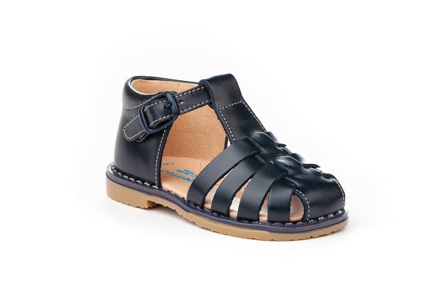 Sus primeras Sandalias Cangrejeras. Suaves y fresquitos, perfectos para los pies de los más pequeños. Zapato tipo sandalia cangrejera con el talón cerrado más alto fabricado en napa de piel bovina con sistema de cierre de hebilla. La parte interior está fabricada con forro de piel natural, protector de talones, planta con puente anatómico y suela de goma antideslizante. Calzado diseñado y fabricado en España ideal para preandantes y niños que ya han empezado a dar sus primeros pasos.
