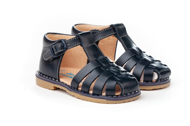 Sus primeras Sandalias Cangrejeras. Suaves y fresquitos, perfectos para los pies de los más pequeños. Zapato tipo sandalia cangrejera con el talón cerrado más alto fabricado en napa de piel bovina con sistema de cierre de hebilla. La parte interior está fabricada con forro de piel natural, protector de talones, planta con puente anatómico y suela de goma antideslizante. Calzado diseñado y fabricado en España ideal para preandantes y niños que ya han empezado a dar sus primeros pasos.