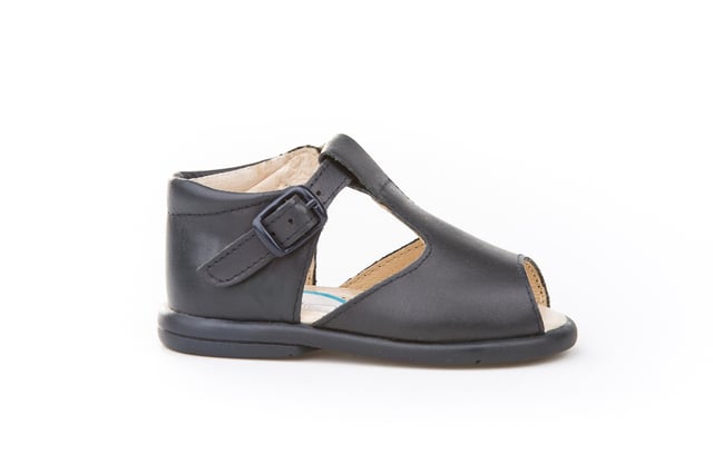 Haar eerste sandalen. Zacht en koel, perfect voor de voetjes van de kleintjes. Pepito sandaaltype schoen met de hoogste gesloten hak gemaakt van nappa runderleer met een gespsluitingssysteem. Het interieur is gemaakt met een voering van natuurlijk leer, hielbeschermer, binnenzool met anatomische brug en antislip rubberen zool. Schoenen ontworpen en vervaardigd in Spanje, ideaal voor pre-walkers en kinderen die al hun eerste stapjes hebben gezet.