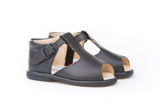 Haar eerste sandalen. Zacht en koel, perfect voor de voetjes van de kleintjes. Pepito sandaaltype schoen met de hoogste gesloten hak gemaakt van nappa runderleer met een gespsluitingssysteem. Het interieur is gemaakt met een voering van natuurlijk leer, hielbeschermer, binnenzool met anatomische brug en antislip rubberen zool. Schoenen ontworpen en vervaardigd in Spanje, ideaal voor pre-walkers en kinderen die al hun eerste stapjes hebben gezet.