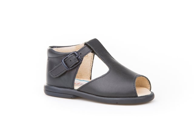 Haar eerste sandalen. Zacht en koel, perfect voor de voetjes van de kleintjes. Pepito sandaaltype schoen met de hoogste gesloten hak gemaakt van nappa runderleer met een gespsluitingssysteem. Het interieur is gemaakt met een voering van natuurlijk leer, hielbeschermer, binnenzool met anatomische brug en antislip rubberen zool. Schoenen ontworpen en vervaardigd in Spanje, ideaal voor pre-walkers en kinderen die al hun eerste stapjes hebben gezet.