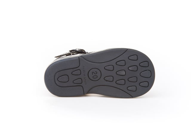 Haar eerste sandalen. Zacht en koel, perfect voor de voetjes van de kleintjes. Pepito sandaaltype schoen met de hoogste gesloten hak gemaakt van nappa runderleer met een gespsluitingssysteem. Het interieur is gemaakt met een voering van natuurlijk leer, hielbeschermer, binnenzool met anatomische brug en antislip rubberen zool. Schoenen ontworpen en vervaardigd in Spanje, ideaal voor pre-walkers en kinderen die al hun eerste stapjes hebben gezet.