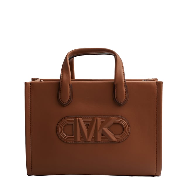 Presume de estilo con el bolso satchel de Michael Michael Kors. La construcción de cuero flexible garantiza un aspecto exquisito, mientras que el adorno del logotipo con tacto le aporta un toque sutil. Completo con dos asas de media caña, una correa de tela desmontable, herrajes de metal en tono dorado, un compartimiento y un bolsillo con cremallera y deslizante.

Detalles:
- Tipo de accesorio: Bolso satchel.
- Material: Piel vacuna.
- Textura: Lisa.
- Herraje: En tono dorado.
- Logo de MK en relieve.
- Detalles interiores: Bolsillo trasero con cierre y un bolsillo liso frontal.
- Detalles exteriores: Correa de tela desmontable y ajustable.
- Cierre: Superior, de cremallera.

Michael Kors cuenta en cada uno de sus accesorios con una colección de fuerte identidad, ofrece una mezcla fresca de tendencias, colores y siluetas que nunca pasan de moda, con estilo y actitud urbana. Cada bolso satchel mujer diseñado por Michael Kors, es un lujo accesible con un toque de glamour moderno, inesperado y cómodo que ofrece una pieza para cada ocasión.
 Medidas: 25 cm x 18 cm x 8,5 cm
 Composición: 100% Piel
 Cuidados:
Limpiar con un paño seco y suave.
Evitar la exposición prolongada al sol y la humedad.
No aplicar productos abrasivos en la piel.
Evitar el contacto con líquidos y superficies ásperas.