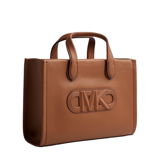 Presume de estilo con el bolso satchel de Michael Michael Kors. La construcción de cuero flexible garantiza un aspecto exquisito, mientras que el adorno del logotipo con tacto le aporta un toque sutil. Completo con dos asas de media caña, una correa de tela desmontable, herrajes de metal en tono dorado, un compartimiento y un bolsillo con cremallera y deslizante.

Detalles:
- Tipo de accesorio: Bolso satchel.
- Material: Piel vacuna.
- Textura: Lisa.
- Herraje: En tono dorado.
- Logo de MK en relieve.
- Detalles interiores: Bolsillo trasero con cierre y un bolsillo liso frontal.
- Detalles exteriores: Correa de tela desmontable y ajustable.
- Cierre: Superior, de cremallera.

Michael Kors cuenta en cada uno de sus accesorios con una colección de fuerte identidad, ofrece una mezcla fresca de tendencias, colores y siluetas que nunca pasan de moda, con estilo y actitud urbana. Cada bolso satchel mujer diseñado por Michael Kors, es un lujo accesible con un toque de glamour moderno, inesperado y cómodo que ofrece una pieza para cada ocasión.
 Medidas: 25 cm x 18 cm x 8,5 cm
 Composición: 100% Piel
 Cuidados:
Limpiar con un paño seco y suave.
Evitar la exposición prolongada al sol y la humedad.
No aplicar productos abrasivos en la piel.
Evitar el contacto con líquidos y superficies ásperas.