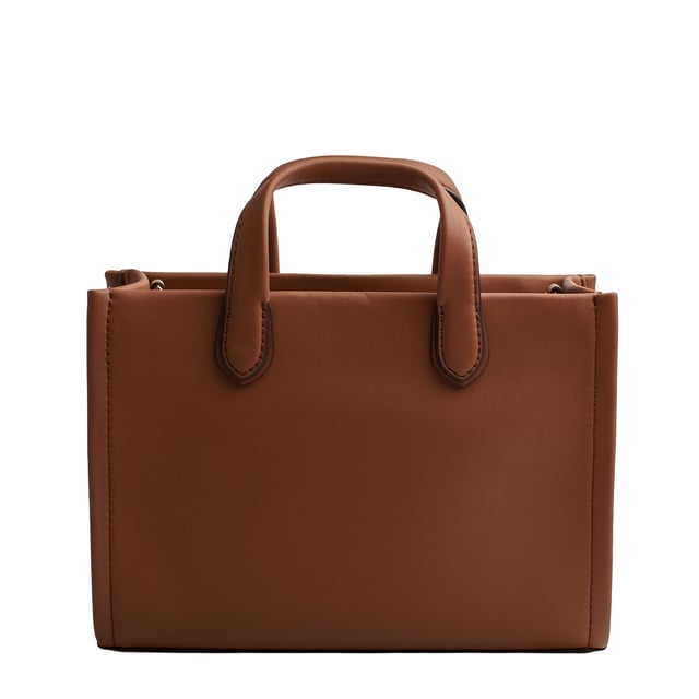 Presume de estilo con el bolso satchel de Michael Michael Kors. La construcción de cuero flexible garantiza un aspecto exquisito, mientras que el adorno del logotipo con tacto le aporta un toque sutil. Completo con dos asas de media caña, una correa de tela desmontable, herrajes de metal en tono dorado, un compartimiento y un bolsillo con cremallera y deslizante.

Detalles:
- Tipo de accesorio: Bolso satchel.
- Material: Piel vacuna.
- Textura: Lisa.
- Herraje: En tono dorado.
- Logo de MK en relieve.
- Detalles interiores: Bolsillo trasero con cierre y un bolsillo liso frontal.
- Detalles exteriores: Correa de tela desmontable y ajustable.
- Cierre: Superior, de cremallera.

Michael Kors cuenta en cada uno de sus accesorios con una colección de fuerte identidad, ofrece una mezcla fresca de tendencias, colores y siluetas que nunca pasan de moda, con estilo y actitud urbana. Cada bolso satchel mujer diseñado por Michael Kors, es un lujo accesible con un toque de glamour moderno, inesperado y cómodo que ofrece una pieza para cada ocasión.
 Medidas: 25 cm x 18 cm x 8,5 cm
 Composición: 100% Piel
 Cuidados:
Limpiar con un paño seco y suave.
Evitar la exposición prolongada al sol y la humedad.
No aplicar productos abrasivos en la piel.
Evitar el contacto con líquidos y superficies ásperas.