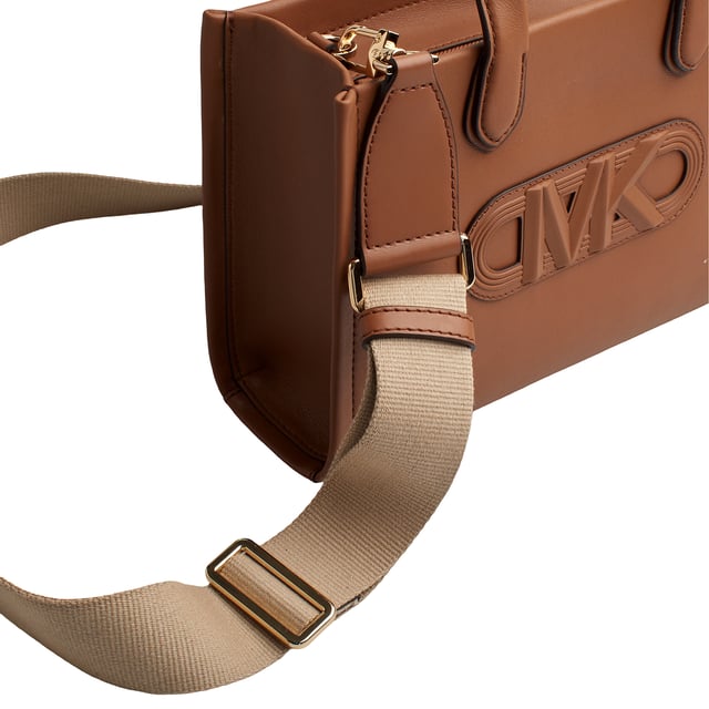 Presume de estilo con el bolso satchel de Michael Michael Kors. La construcción de cuero flexible garantiza un aspecto exquisito, mientras que el adorno del logotipo con tacto le aporta un toque sutil. Completo con dos asas de media caña, una correa de tela desmontable, herrajes de metal en tono dorado, un compartimiento y un bolsillo con cremallera y deslizante.

Detalles:
- Tipo de accesorio: Bolso satchel.
- Material: Piel vacuna.
- Textura: Lisa.
- Herraje: En tono dorado.
- Logo de MK en relieve.
- Detalles interiores: Bolsillo trasero con cierre y un bolsillo liso frontal.
- Detalles exteriores: Correa de tela desmontable y ajustable.
- Cierre: Superior, de cremallera.

Michael Kors cuenta en cada uno de sus accesorios con una colección de fuerte identidad, ofrece una mezcla fresca de tendencias, colores y siluetas que nunca pasan de moda, con estilo y actitud urbana. Cada bolso satchel mujer diseñado por Michael Kors, es un lujo accesible con un toque de glamour moderno, inesperado y cómodo que ofrece una pieza para cada ocasión.
 Medidas: 25 cm x 18 cm x 8,5 cm
 Composición: 100% Piel
 Cuidados:
Limpiar con un paño seco y suave.
Evitar la exposición prolongada al sol y la humedad.
No aplicar productos abrasivos en la piel.
Evitar el contacto con líquidos y superficies ásperas.