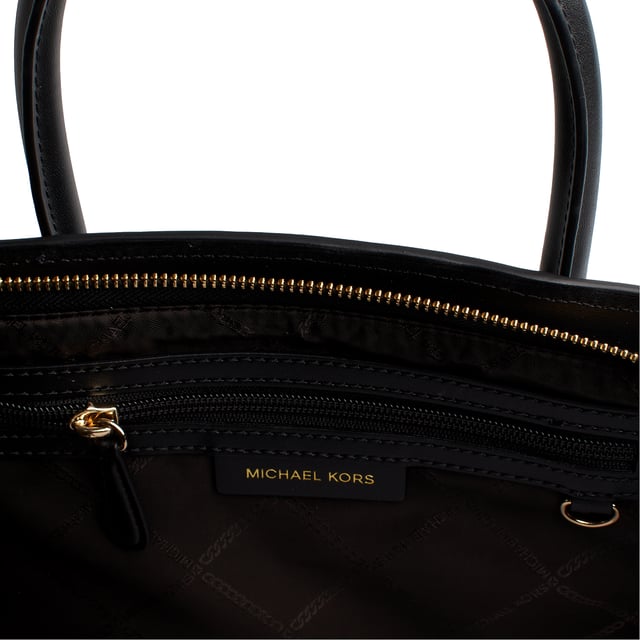 Nuestro bolso Michael Kors satchel Avril no puede faltar en tu colección, ya que es tan versátil como sofisticado. Este llamativo modelo se ha fabricado en piel flexible con bolsillos en su interior e incluye una tira de bandolera extraíble.

Detalles:
- Tipo de accesorio: Bolso Satchel.
- Material: Piel vacuna.
- Textura: Granulada.
- Herraje: En tono dorado.
- Detalles interiores: Bolsillo trasero con cierre y un bolsillo liso frontal.
- Detalles exteriores: Bolsillo trasero, logo grabado de Michael Kors y colgante.
- Correa de bandolera para portar al hombro desmontable y ajustable.
- Laterales con solapas ajustables y correas delgadas.
- Cierre: De cremallera.

Michael Kors cuenta en cada uno de sus accesorios con una colección de fuerte identidad, ofrece una mezcla fresca de tendencias, colores y siluetas que nunca pasan de moda, con estilo y actitud urbana. Cada bolso satchel mujer diseñado por Michael Kors, es un lujo accesible con un toque de glamour moderno, inesperado y cómodo que ofrece una pieza para cada ocasión.
 Medidas: 43,2 cm x 23,5 cm x 17,8 cm
 Composición: 100% Piel
 Cuidados:
Limpiar con un paño seco y suave.
Evitar la exposición prolongada al sol y la humedad.
No aplicar productos abrasivos en la piel.
Evitar el contacto con líquidos y superficies ásperas.