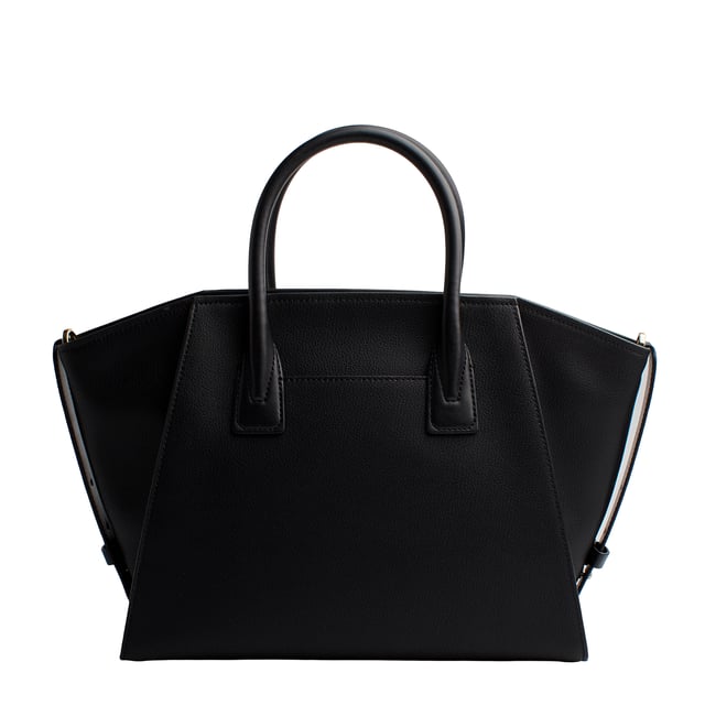 Nuestro bolso Michael Kors satchel Avril no puede faltar en tu colección, ya que es tan versátil como sofisticado. Este llamativo modelo se ha fabricado en piel flexible con bolsillos en su interior e incluye una tira de bandolera extraíble.

Detalles:
- Tipo de accesorio: Bolso Satchel.
- Material: Piel vacuna.
- Textura: Granulada.
- Herraje: En tono dorado.
- Detalles interiores: Bolsillo trasero con cierre y un bolsillo liso frontal.
- Detalles exteriores: Bolsillo trasero, logo grabado de Michael Kors y colgante.
- Correa de bandolera para portar al hombro desmontable y ajustable.
- Laterales con solapas ajustables y correas delgadas.
- Cierre: De cremallera.

Michael Kors cuenta en cada uno de sus accesorios con una colección de fuerte identidad, ofrece una mezcla fresca de tendencias, colores y siluetas que nunca pasan de moda, con estilo y actitud urbana. Cada bolso satchel mujer diseñado por Michael Kors, es un lujo accesible con un toque de glamour moderno, inesperado y cómodo que ofrece una pieza para cada ocasión.
 Medidas: 43,2 cm x 23,5 cm x 17,8 cm
 Composición: 100% Piel
 Cuidados:
Limpiar con un paño seco y suave.
Evitar la exposición prolongada al sol y la humedad.
No aplicar productos abrasivos en la piel.
Evitar el contacto con líquidos y superficies ásperas.