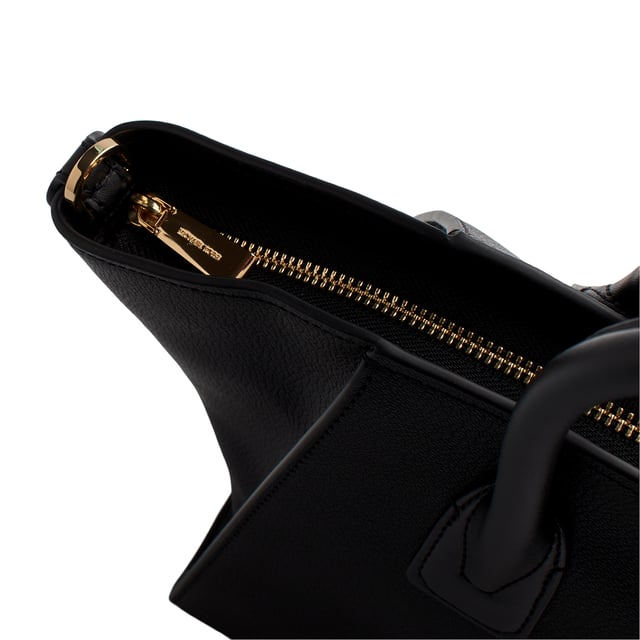 Nuestro bolso Michael Kors satchel Avril no puede faltar en tu colección, ya que es tan versátil como sofisticado. Este llamativo modelo se ha fabricado en piel flexible con bolsillos en su interior e incluye una tira de bandolera extraíble.

Detalles:
- Tipo de accesorio: Bolso Satchel.
- Material: Piel vacuna.
- Textura: Granulada.
- Herraje: En tono dorado.
- Detalles interiores: Bolsillo trasero con cierre y un bolsillo liso frontal.
- Detalles exteriores: Bolsillo trasero, logo grabado de Michael Kors y colgante.
- Correa de bandolera para portar al hombro desmontable y ajustable.
- Laterales con solapas ajustables y correas delgadas.
- Cierre: De cremallera.

Michael Kors cuenta en cada uno de sus accesorios con una colección de fuerte identidad, ofrece una mezcla fresca de tendencias, colores y siluetas que nunca pasan de moda, con estilo y actitud urbana. Cada bolso satchel mujer diseñado por Michael Kors, es un lujo accesible con un toque de glamour moderno, inesperado y cómodo que ofrece una pieza para cada ocasión.
 Medidas: 43,2 cm x 23,5 cm x 17,8 cm
 Composición: 100% Piel
 Cuidados:
Limpiar con un paño seco y suave.
Evitar la exposición prolongada al sol y la humedad.
No aplicar productos abrasivos en la piel.
Evitar el contacto con líquidos y superficies ásperas.