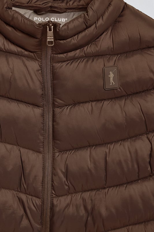 Unsere Herrenweste Chase zeichnet sich durch ein modernes und funktionelles Design aus. Die leichte Steppung wärmt, ohne den Komfort zu beeinträchtigen. Sie ist ohne Kapuze und mit Reißverschluss ausgestattet und verfügt über zwei Seitentaschen und eine Innentasche mit Reißverschluss für zusätzliche Funktionalität. Das Kleidungsstück ist wasserabweisend, jedoch nicht völlig wasserdicht, was es zu einer perfekten Wahl für eine Vielzahl von Wetterbedingungen macht. Unser neuer gummierter, farblich angepasster Rigby Go Aufnäher auf der Brust, die schrägen Einsätze und das Futter in Kontrastfarbe machen dieses Kleidungsstück zu einem modernen Klassiker.