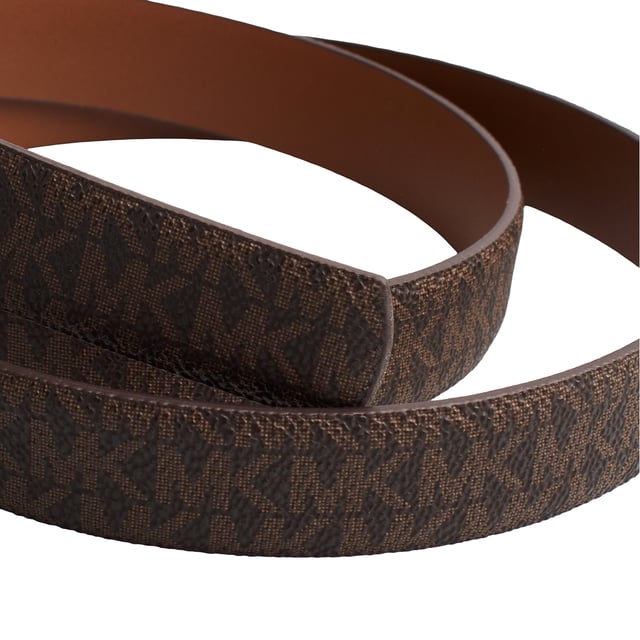 Este cinturón se ha fabricado en lona con el exclusivo estampado de logotipos en una cara y piel suave en la otra para ofrecer versatilidad y estilo temporada tras temporada. El cierre con hebilla dorada con logotipo remata el diseño con una nota innovadora. 

Detalles:
- Tipo de accesorio: Cinturón reversible.
- Material: Piel/Lona revestida.
- Textura: Lisa/Granulada.
- Tipo de cierre: Hebilla clásica con cierre a presión.
- Ancho: 2 cm.

Longitud de tallas:
• XS = 86 cm.
• S = 94 cm.
• M = 102 cm.
• L = 109 cm.
• XL = 117 cm.
• XXL = 124 cm.

Cada cinturón mujer de piel diseñado por Michael Kors, es un lujo accesible con un toque de glamour moderno, inesperado y cómodo que ofrece una pieza para cada ocasión.
 Composición: 50% Piel, 50% Poliuretano
 Cuidados:
Limpiar con un paño suave y seco.
Evitar la exposición prolongada al sol y la humedad.
