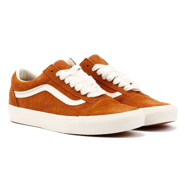 Im ikonischen Old-Skool-Silhouette haben diese Low-Top-Vans ein aktualisiertes Obermaterial aus Wildleder und Canvas. Vollendet mit großen flachen Schnürsenkeln, sitzen sie auf der originalen Gummisohle mit dem charakteristischen Vans-Branding.