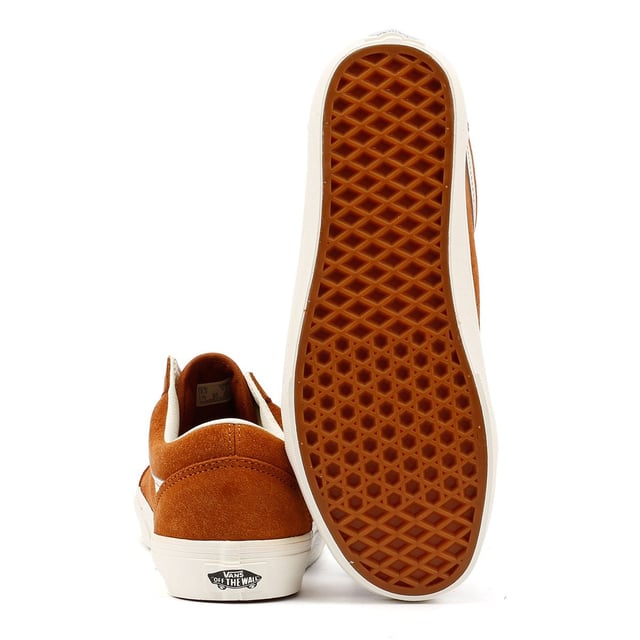 Im ikonischen Old-Skool-Silhouette haben diese Low-Top-Vans ein aktualisiertes Obermaterial aus Wildleder und Canvas. Vollendet mit großen flachen Schnürsenkeln, sitzen sie auf der originalen Gummisohle mit dem charakteristischen Vans-Branding.