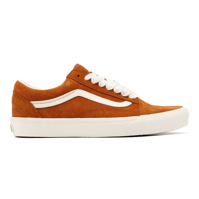 Im ikonischen Old-Skool-Silhouette haben diese Low-Top-Vans ein aktualisiertes Obermaterial aus Wildleder und Canvas. Vollendet mit großen flachen Schnürsenkeln, sitzen sie auf der originalen Gummisohle mit dem charakteristischen Vans-Branding.