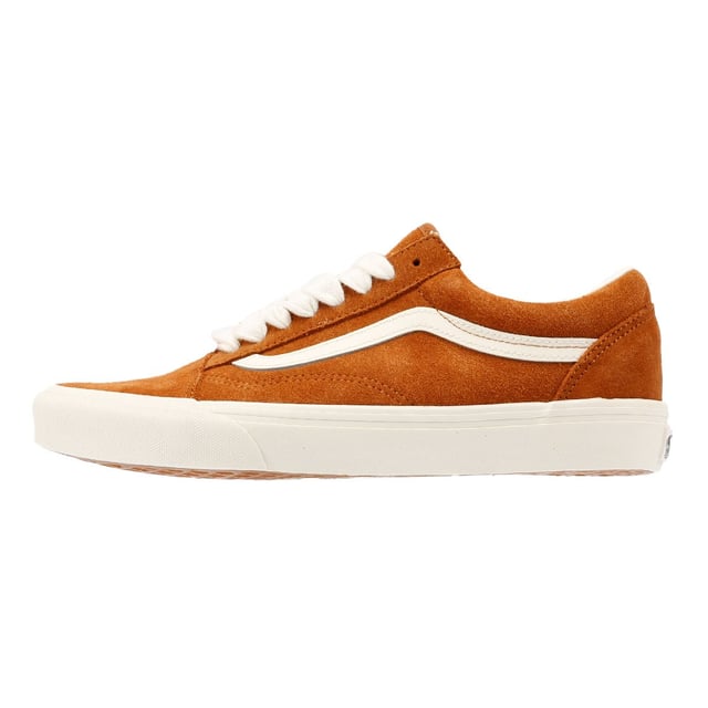 Im ikonischen Old-Skool-Silhouette haben diese Low-Top-Vans ein aktualisiertes Obermaterial aus Wildleder und Canvas. Vollendet mit großen flachen Schnürsenkeln, sitzen sie auf der originalen Gummisohle mit dem charakteristischen Vans-Branding.