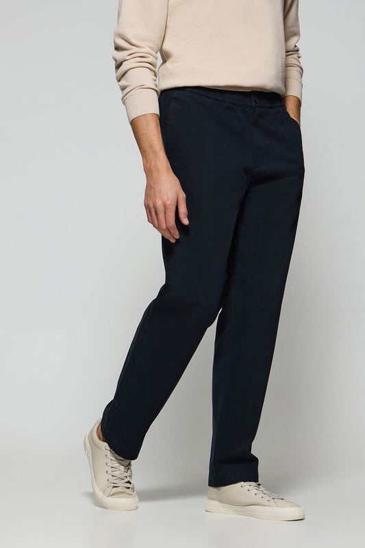 Unsere Herrenhose Trent aus Baumwollköper wurde mit Blick auf Funktionalität und Stil entworfen. Der verstellbare Gummibund, Metallreißverschluss und Logoknopf sorgen für einen bequemen Sitz bei jeder Gelegenheit. Der gerade Schnitt spiegelt ein modernes Design wider. Mit zwei Seitentaschen und zwei Gesäßtaschen bieten sie praktischen Stauraum, ohne dabei an Eleganz einzubüßen. Die farblich abgestimmten Nähte und das markante Bündchen sowie die Polo Club Stickerei auf der Gesäßtasche machen die Hose zur idealen Wahl für einen lässigen, aber gepflegten Look.