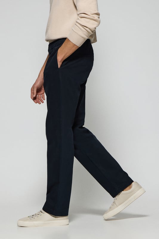 Unsere Herrenhose Trent aus Baumwollköper wurde mit Blick auf Funktionalität und Stil entworfen. Der verstellbare Gummibund, Metallreißverschluss und Logoknopf sorgen für einen bequemen Sitz bei jeder Gelegenheit. Der gerade Schnitt spiegelt ein modernes Design wider. Mit zwei Seitentaschen und zwei Gesäßtaschen bieten sie praktischen Stauraum, ohne dabei an Eleganz einzubüßen. Die farblich abgestimmten Nähte und das markante Bündchen sowie die Polo Club Stickerei auf der Gesäßtasche machen die Hose zur idealen Wahl für einen lässigen, aber gepflegten Look.