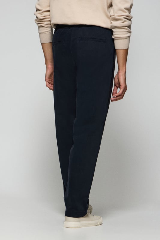 Unsere Herrenhose Trent aus Baumwollköper wurde mit Blick auf Funktionalität und Stil entworfen. Der verstellbare Gummibund, Metallreißverschluss und Logoknopf sorgen für einen bequemen Sitz bei jeder Gelegenheit. Der gerade Schnitt spiegelt ein modernes Design wider. Mit zwei Seitentaschen und zwei Gesäßtaschen bieten sie praktischen Stauraum, ohne dabei an Eleganz einzubüßen. Die farblich abgestimmten Nähte und das markante Bündchen sowie die Polo Club Stickerei auf der Gesäßtasche machen die Hose zur idealen Wahl für einen lässigen, aber gepflegten Look.