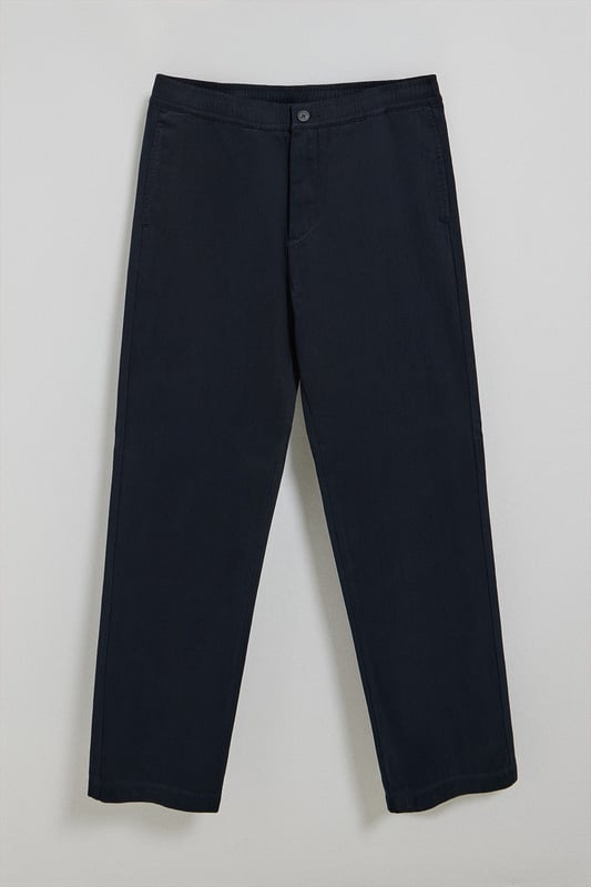 Unsere Herrenhose Trent aus Baumwollköper wurde mit Blick auf Funktionalität und Stil entworfen. Der verstellbare Gummibund, Metallreißverschluss und Logoknopf sorgen für einen bequemen Sitz bei jeder Gelegenheit. Der gerade Schnitt spiegelt ein modernes Design wider. Mit zwei Seitentaschen und zwei Gesäßtaschen bieten sie praktischen Stauraum, ohne dabei an Eleganz einzubüßen. Die farblich abgestimmten Nähte und das markante Bündchen sowie die Polo Club Stickerei auf der Gesäßtasche machen die Hose zur idealen Wahl für einen lässigen, aber gepflegten Look.