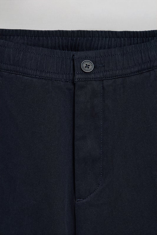 Unsere Herrenhose Trent aus Baumwollköper wurde mit Blick auf Funktionalität und Stil entworfen. Der verstellbare Gummibund, Metallreißverschluss und Logoknopf sorgen für einen bequemen Sitz bei jeder Gelegenheit. Der gerade Schnitt spiegelt ein modernes Design wider. Mit zwei Seitentaschen und zwei Gesäßtaschen bieten sie praktischen Stauraum, ohne dabei an Eleganz einzubüßen. Die farblich abgestimmten Nähte und das markante Bündchen sowie die Polo Club Stickerei auf der Gesäßtasche machen die Hose zur idealen Wahl für einen lässigen, aber gepflegten Look.