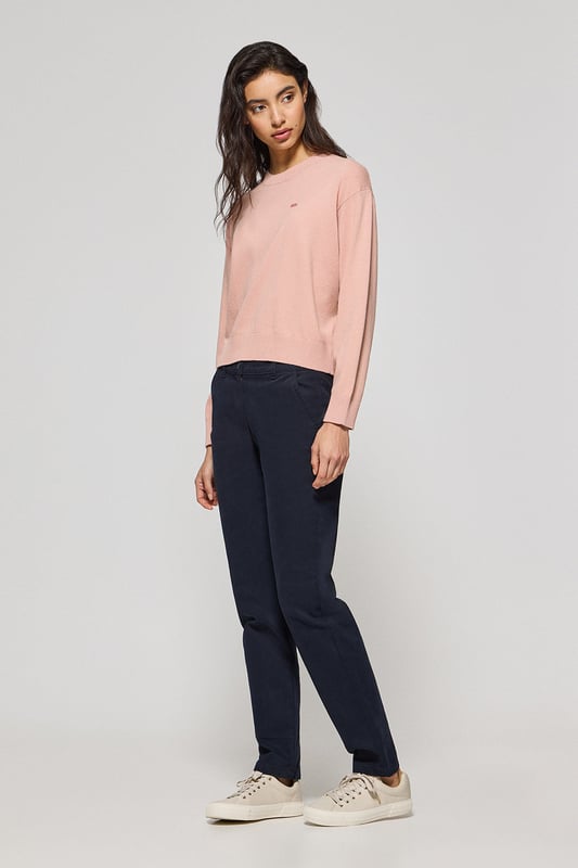 Unsere Chinohose May für Damen ist das perfekte Kleidungsstück für einen anspruchsvollen Freizeitlook. Der schmal geschnittene, eng anliegende Stil formt elegant die Figur. Das Design verfügt über einen Metallreißverschluss und einen Logo-Knopfverschluss. Zwei seitliche Taschen und zwei Gesäßtaschen, von denen eine mit der Polo Club Logo Stickerei verziert ist. Diese Hose ist die perfekte Wahl sowohl für die Arbeit als auch für die Freizeit.
