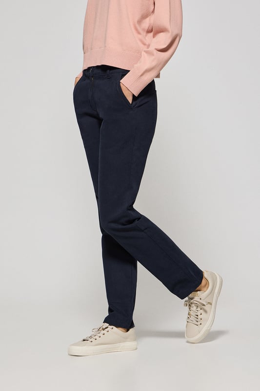 Unsere Chinohose May für Damen ist das perfekte Kleidungsstück für einen anspruchsvollen Freizeitlook. Der schmal geschnittene, eng anliegende Stil formt elegant die Figur. Das Design verfügt über einen Metallreißverschluss und einen Logo-Knopfverschluss. Zwei seitliche Taschen und zwei Gesäßtaschen, von denen eine mit der Polo Club Logo Stickerei verziert ist. Diese Hose ist die perfekte Wahl sowohl für die Arbeit als auch für die Freizeit.