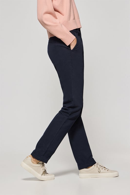 Unsere Chinohose May für Damen ist das perfekte Kleidungsstück für einen anspruchsvollen Freizeitlook. Der schmal geschnittene, eng anliegende Stil formt elegant die Figur. Das Design verfügt über einen Metallreißverschluss und einen Logo-Knopfverschluss. Zwei seitliche Taschen und zwei Gesäßtaschen, von denen eine mit der Polo Club Logo Stickerei verziert ist. Diese Hose ist die perfekte Wahl sowohl für die Arbeit als auch für die Freizeit.