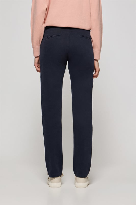 Unsere Chinohose May für Damen ist das perfekte Kleidungsstück für einen anspruchsvollen Freizeitlook. Der schmal geschnittene, eng anliegende Stil formt elegant die Figur. Das Design verfügt über einen Metallreißverschluss und einen Logo-Knopfverschluss. Zwei seitliche Taschen und zwei Gesäßtaschen, von denen eine mit der Polo Club Logo Stickerei verziert ist. Diese Hose ist die perfekte Wahl sowohl für die Arbeit als auch für die Freizeit.