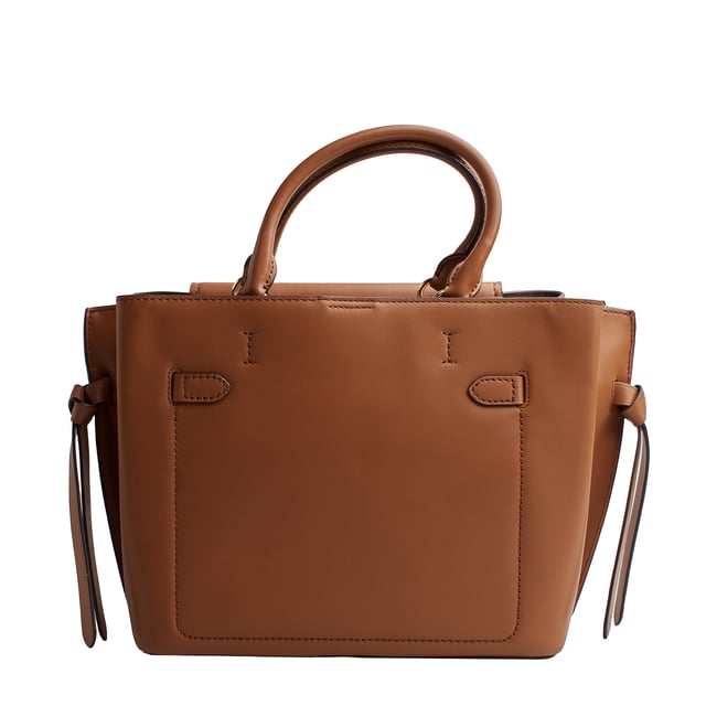 Our Michael Kors Hamilton Legacy satchel is as functional as it is bold, destined to become an icon. Crafted from luxurious leather with adjustable side gussets, it features a sophisticated link chain pendant that adds a decorative touch.

 Details:

 - Accessory Type: Satchel Bag.
 - Material: Cowhide.
 - Texture: Smooth.
 - Hardware: Gold tone.
 - Interior details: 3-slot plain back pocket, 3 compartments: 1 with zipper closure.
 - Exterior details: Decorative chain with pendant, decorative side bows.
 - Detachable and adjustable shoulder strap for carrying.
 - Top handles to carry as a handbag.
 - Closure: Main zipper.

 Each of Michael Kors' accessories collections boasts a strong identity, offering a fresh mix of timeless trends, colors, and silhouettes, combined with urban style and attitude. Each women's satchel designed by Michael Kors is an affordable luxury with a touch of modern, unexpected, and comfortable glamour, offering a piece for every occasion.
 Measures: 39.4 cm x 24.1 cm x 15.2 cm
 Composition: 100% Leather
 Care:
Clean with a soft, dry cloth.
 Avoid prolonged exposure to the sun and humidity.
 Do not apply abrasive products to the skin.
 Avoid contact with liquids and rough surfaces.
