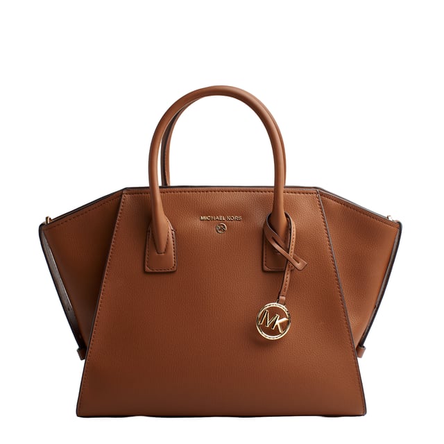 Nuestro bolso Michael Kors satchel Avril no puede faltar en tu colección, ya que es tan versátil como sofisticado. Este llamativo modelo se ha fabricado en piel flexible con bolsillos en su interior e incluye una tira de bandolera extraíble.

Detalles:
- Tipo de accesorio: Bolso Satchel.
- Material: Piel vacuna.
- Textura: Granulada.
- Herraje: En tono dorado.
- Detalles interiores: Bolsillo trasero con cierre y un bolsillo liso frontal.
- Detalles exteriores: Bolsillo trasero, logo grabado de Michael Kors y colgante.
- Correa de bandolera para portar al hombro desmontable y ajustable.
- Laterales con solapas ajustables y correas delgadas.
- Cierre: De cremallera.

Michael Kors cuenta en cada uno de sus accesorios con una colección de fuerte identidad, ofrece una mezcla fresca de tendencias, colores y siluetas que nunca pasan de moda, con estilo y actitud urbana. Cada bolso satchel mujer diseñado por Michael Kors, es un lujo accesible con un toque de glamour moderno, inesperado y cómodo que ofrece una pieza para cada ocasión.
 Medidas: 43,2 cm x 23,5 cm x 17,8 cm
 Composición: 100% Piel
 Cuidados:
Limpiar con un paño seco y suave.
Evitar la exposición prolongada al sol y la humedad.
No aplicar productos abrasivos en la piel.
Evitar el contacto con líquidos y superficies ásperas.