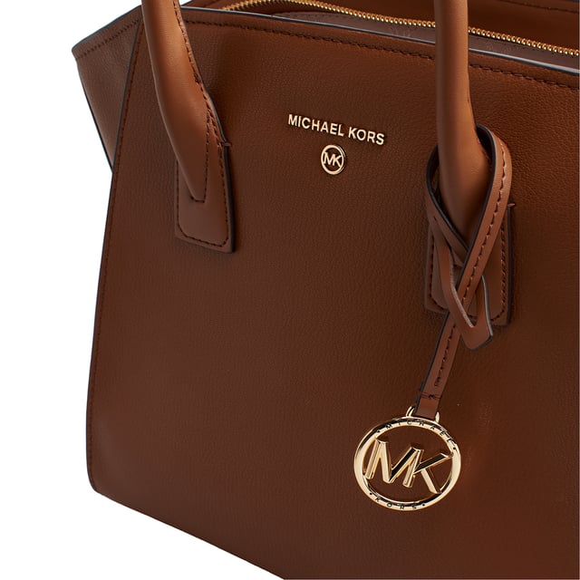 Nuestro bolso Michael Kors satchel Avril no puede faltar en tu colección, ya que es tan versátil como sofisticado. Este llamativo modelo se ha fabricado en piel flexible con bolsillos en su interior e incluye una tira de bandolera extraíble.

Detalles:
- Tipo de accesorio: Bolso Satchel.
- Material: Piel vacuna.
- Textura: Granulada.
- Herraje: En tono dorado.
- Detalles interiores: Bolsillo trasero con cierre y un bolsillo liso frontal.
- Detalles exteriores: Bolsillo trasero, logo grabado de Michael Kors y colgante.
- Correa de bandolera para portar al hombro desmontable y ajustable.
- Laterales con solapas ajustables y correas delgadas.
- Cierre: De cremallera.

Michael Kors cuenta en cada uno de sus accesorios con una colección de fuerte identidad, ofrece una mezcla fresca de tendencias, colores y siluetas que nunca pasan de moda, con estilo y actitud urbana. Cada bolso satchel mujer diseñado por Michael Kors, es un lujo accesible con un toque de glamour moderno, inesperado y cómodo que ofrece una pieza para cada ocasión.
 Medidas: 43,2 cm x 23,5 cm x 17,8 cm
 Composición: 100% Piel
 Cuidados:
Limpiar con un paño seco y suave.
Evitar la exposición prolongada al sol y la humedad.
No aplicar productos abrasivos en la piel.
Evitar el contacto con líquidos y superficies ásperas.