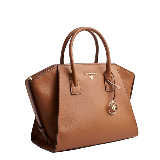 Nuestro bolso Michael Kors satchel Avril no puede faltar en tu colección, ya que es tan versátil como sofisticado. Este llamativo modelo se ha fabricado en piel flexible con bolsillos en su interior e incluye una tira de bandolera extraíble.

Detalles:
- Tipo de accesorio: Bolso Satchel.
- Material: Piel vacuna.
- Textura: Granulada.
- Herraje: En tono dorado.
- Detalles interiores: Bolsillo trasero con cierre y un bolsillo liso frontal.
- Detalles exteriores: Bolsillo trasero, logo grabado de Michael Kors y colgante.
- Correa de bandolera para portar al hombro desmontable y ajustable.
- Laterales con solapas ajustables y correas delgadas.
- Cierre: De cremallera.

Michael Kors cuenta en cada uno de sus accesorios con una colección de fuerte identidad, ofrece una mezcla fresca de tendencias, colores y siluetas que nunca pasan de moda, con estilo y actitud urbana. Cada bolso satchel mujer diseñado por Michael Kors, es un lujo accesible con un toque de glamour moderno, inesperado y cómodo que ofrece una pieza para cada ocasión.
 Medidas: 43,2 cm x 23,5 cm x 17,8 cm
 Composición: 100% Piel
 Cuidados:
Limpiar con un paño seco y suave.
Evitar la exposición prolongada al sol y la humedad.
No aplicar productos abrasivos en la piel.
Evitar el contacto con líquidos y superficies ásperas.