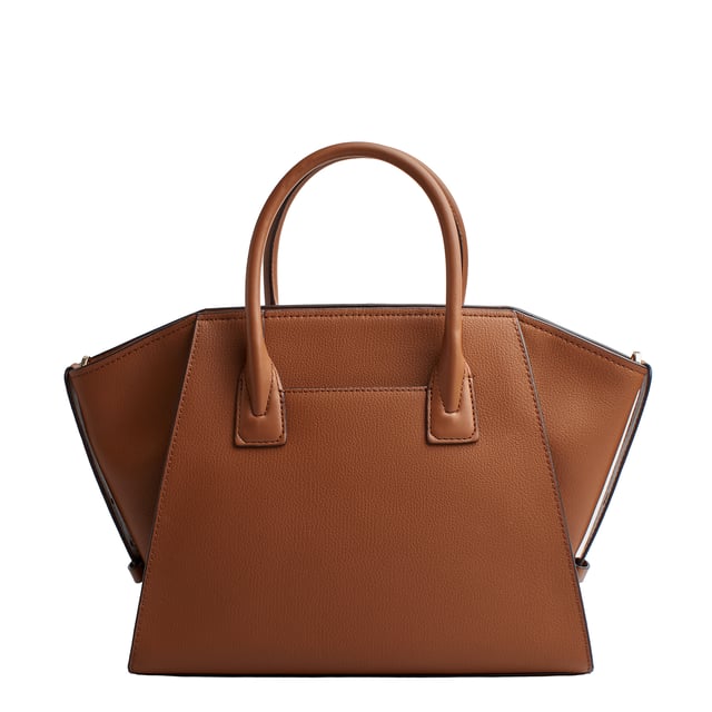 Nuestro bolso Michael Kors satchel Avril no puede faltar en tu colección, ya que es tan versátil como sofisticado. Este llamativo modelo se ha fabricado en piel flexible con bolsillos en su interior e incluye una tira de bandolera extraíble.

Detalles:
- Tipo de accesorio: Bolso Satchel.
- Material: Piel vacuna.
- Textura: Granulada.
- Herraje: En tono dorado.
- Detalles interiores: Bolsillo trasero con cierre y un bolsillo liso frontal.
- Detalles exteriores: Bolsillo trasero, logo grabado de Michael Kors y colgante.
- Correa de bandolera para portar al hombro desmontable y ajustable.
- Laterales con solapas ajustables y correas delgadas.
- Cierre: De cremallera.

Michael Kors cuenta en cada uno de sus accesorios con una colección de fuerte identidad, ofrece una mezcla fresca de tendencias, colores y siluetas que nunca pasan de moda, con estilo y actitud urbana. Cada bolso satchel mujer diseñado por Michael Kors, es un lujo accesible con un toque de glamour moderno, inesperado y cómodo que ofrece una pieza para cada ocasión.
 Medidas: 43,2 cm x 23,5 cm x 17,8 cm
 Composición: 100% Piel
 Cuidados:
Limpiar con un paño seco y suave.
Evitar la exposición prolongada al sol y la humedad.
No aplicar productos abrasivos en la piel.
Evitar el contacto con líquidos y superficies ásperas.