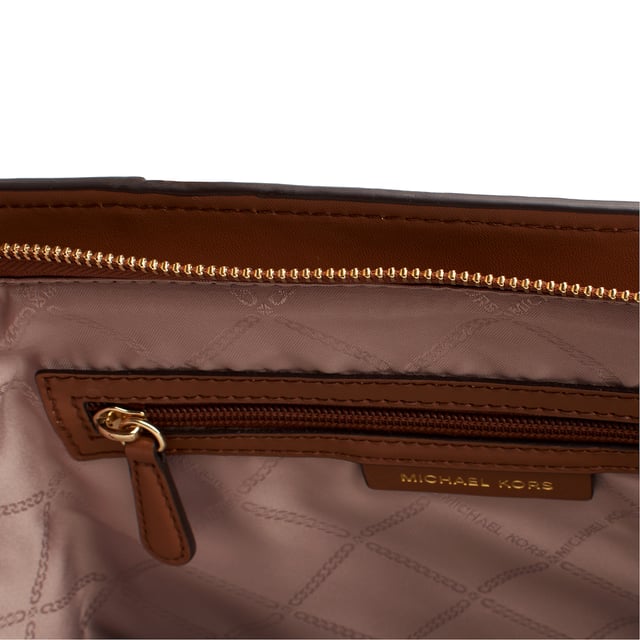 Nuestro bolso Michael Kors satchel Avril no puede faltar en tu colección, ya que es tan versátil como sofisticado. Este llamativo modelo se ha fabricado en piel flexible con bolsillos en su interior e incluye una tira de bandolera extraíble.

Detalles:
- Tipo de accesorio: Bolso Satchel.
- Material: Piel vacuna.
- Textura: Granulada.
- Herraje: En tono dorado.
- Detalles interiores: Bolsillo trasero con cierre y un bolsillo liso frontal.
- Detalles exteriores: Bolsillo trasero, logo grabado de Michael Kors y colgante.
- Correa de bandolera para portar al hombro desmontable y ajustable.
- Laterales con solapas ajustables y correas delgadas.
- Cierre: De cremallera.

Michael Kors cuenta en cada uno de sus accesorios con una colección de fuerte identidad, ofrece una mezcla fresca de tendencias, colores y siluetas que nunca pasan de moda, con estilo y actitud urbana. Cada bolso satchel mujer diseñado por Michael Kors, es un lujo accesible con un toque de glamour moderno, inesperado y cómodo que ofrece una pieza para cada ocasión.
 Medidas: 43,2 cm x 23,5 cm x 17,8 cm
 Composición: 100% Piel
 Cuidados:
Limpiar con un paño seco y suave.
Evitar la exposición prolongada al sol y la humedad.
No aplicar productos abrasivos en la piel.
Evitar el contacto con líquidos y superficies ásperas.