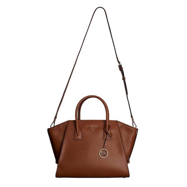 Nuestro bolso Michael Kors satchel Avril no puede faltar en tu colección, ya que es tan versátil como sofisticado. Este llamativo modelo se ha fabricado en piel flexible con bolsillos en su interior e incluye una tira de bandolera extraíble.

Detalles:
- Tipo de accesorio: Bolso Satchel.
- Material: Piel vacuna.
- Textura: Granulada.
- Herraje: En tono dorado.
- Detalles interiores: Bolsillo trasero con cierre y un bolsillo liso frontal.
- Detalles exteriores: Bolsillo trasero, logo grabado de Michael Kors y colgante.
- Correa de bandolera para portar al hombro desmontable y ajustable.
- Laterales con solapas ajustables y correas delgadas.
- Cierre: De cremallera.

Michael Kors cuenta en cada uno de sus accesorios con una colección de fuerte identidad, ofrece una mezcla fresca de tendencias, colores y siluetas que nunca pasan de moda, con estilo y actitud urbana. Cada bolso satchel mujer diseñado por Michael Kors, es un lujo accesible con un toque de glamour moderno, inesperado y cómodo que ofrece una pieza para cada ocasión.
 Medidas: 43,2 cm x 23,5 cm x 17,8 cm
 Composición: 100% Piel
 Cuidados:
Limpiar con un paño seco y suave.
Evitar la exposición prolongada al sol y la humedad.
No aplicar productos abrasivos en la piel.
Evitar el contacto con líquidos y superficies ásperas.