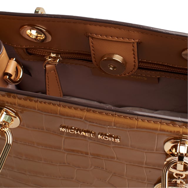The Michael Kors Cynthia satchel, crafted from crocodile-textured leather, is the epitome of luxury and elegance. Its chain-link handles and decorative initial charm add a distinctive touch, while the adjustable strap offers versatility.

 Details:
 - Accessory Type: Satchel Bag.
 - Material: Cowhide.
 - Texture: Crocodile type.
 - Hardware: Gold tone.
 - Interior details: Back pocket with zipper and a plain front pocket.
 - Exterior details: Detachable and adjustable shoulder strap.
 - Closure: Top, magnetic snap closure.

 Each of Michael Kors' accessories collections boasts a strong identity, offering a fresh mix of timeless trends, colors, and silhouettes, combined with urban style and attitude. Each women's satchel designed by Michael Kors is an affordable luxury with a touch of modern, unexpected, and comfortable glamour, offering a piece for every occasion.
 Measures: 25 cm x 18 cm x 10.8 cm
 Composition: 100% Leather
 Care:
Clean with a soft, dry cloth.
 Avoid prolonged exposure to the sun and humidity.
 Do not apply abrasive products to the skin.
 Avoid contact with liquids and rough surfaces.