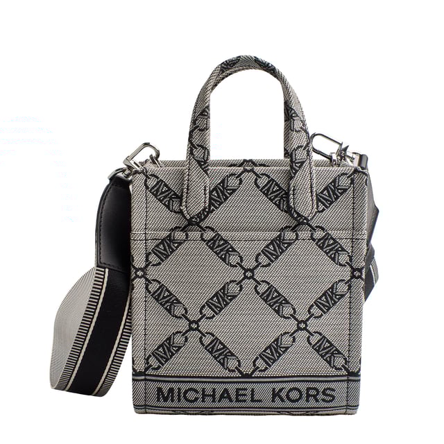 Die Gigi Crossbody-Tasche für Damen ist dank ihrer neutralfarbenen Kette und dem Logomuster die perfekte Ergänzung für nahezu jeden Look. Die kompakte, längliche Silhouette hat die perfekte Größe, um nur das Nötigste zu tragen, und verfügt über einen vielseitigen abnehmbaren Riemen.

 Details:
 - Accessoire-Typ: Umhängetasche.
 - Material: Textil.
 - Hardware: Silberfarben.
 - Details innen: 3 Kartenfächer.
 - Äußere Details: Vordertasche.
 - Verstellbarer Schulterriemen.
 - Verstellbarer Gurt: 34,3 cm-55,9 cm.
 - Kein Verschluss.
 - Inklusive Aufbewahrungstasche.

 Jede Accessoire-Kollektion von Michael Kors zeichnet sich durch eine starke Identität aus und bietet einen frischen Mix aus Trends, Farben und Silhouetten, die nie aus der Mode kommen, mit urbanem Stil und Haltung. Jede von Michael Kors entworfene Umhängetasche für Damen ist ein erschwinglicher Luxus mit einem Hauch von modernem, unerwartetem und komfortablem Glamour und bietet ein Stück für jede Gelegenheit.
 Maße: 17,1 cm x 20,3 cm x 7,6 cm
 Zusammensetzung: 53,2% Baumwolle, 46,8% Polyester
 Pflege:
Mit einem weichen, trockenen Tuch reinigen.
 Vermeiden Sie es, den Stoff längere Zeit der Sonne und Feuchtigkeit auszusetzen.
 Vermeiden Sie den Kontakt mit Flüssigkeiten und rauen Oberflächen.