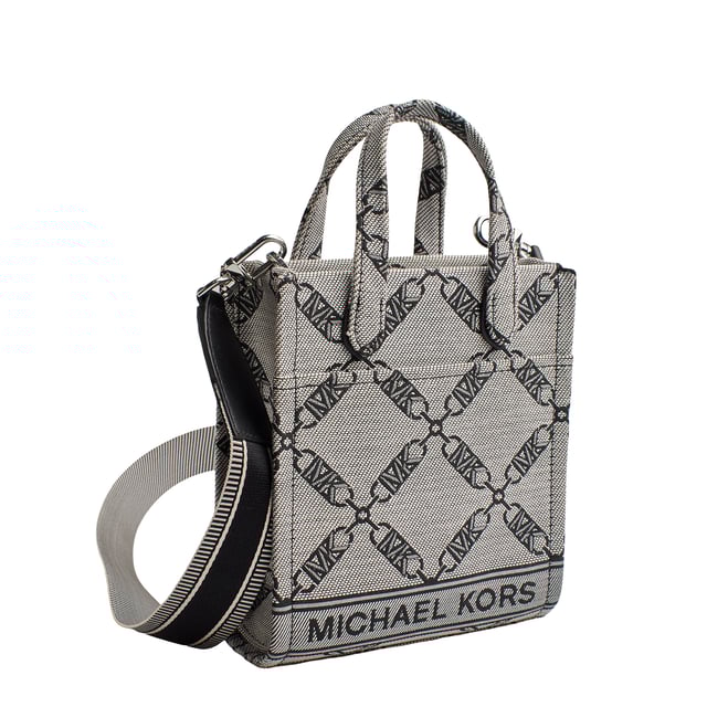 Die Gigi Crossbody-Tasche für Damen ist dank ihrer neutralfarbenen Kette und dem Logomuster die perfekte Ergänzung für nahezu jeden Look. Die kompakte, längliche Silhouette hat die perfekte Größe, um nur das Nötigste zu tragen, und verfügt über einen vielseitigen abnehmbaren Riemen.

 Details:
 - Accessoire-Typ: Umhängetasche.
 - Material: Textil.
 - Hardware: Silberfarben.
 - Details innen: 3 Kartenfächer.
 - Äußere Details: Vordertasche.
 - Verstellbarer Schulterriemen.
 - Verstellbarer Gurt: 34,3 cm-55,9 cm.
 - Kein Verschluss.
 - Inklusive Aufbewahrungstasche.

 Jede Accessoire-Kollektion von Michael Kors zeichnet sich durch eine starke Identität aus und bietet einen frischen Mix aus Trends, Farben und Silhouetten, die nie aus der Mode kommen, mit urbanem Stil und Haltung. Jede von Michael Kors entworfene Umhängetasche für Damen ist ein erschwinglicher Luxus mit einem Hauch von modernem, unerwartetem und komfortablem Glamour und bietet ein Stück für jede Gelegenheit.
 Maße: 17,1 cm x 20,3 cm x 7,6 cm
 Zusammensetzung: 53,2% Baumwolle, 46,8% Polyester
 Pflege:
Mit einem weichen, trockenen Tuch reinigen.
 Vermeiden Sie es, den Stoff längere Zeit der Sonne und Feuchtigkeit auszusetzen.
 Vermeiden Sie den Kontakt mit Flüssigkeiten und rauen Oberflächen.