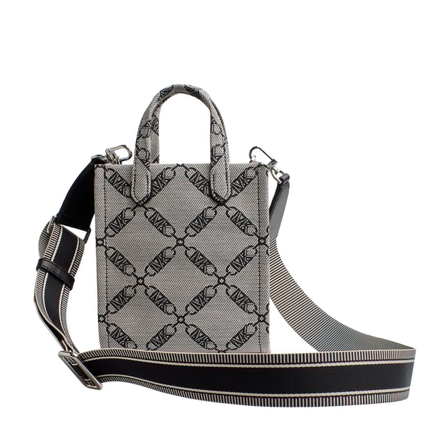 Die Gigi Crossbody-Tasche für Damen ist dank ihrer neutralfarbenen Kette und dem Logomuster die perfekte Ergänzung für nahezu jeden Look. Die kompakte, längliche Silhouette hat die perfekte Größe, um nur das Nötigste zu tragen, und verfügt über einen vielseitigen abnehmbaren Riemen.

 Details:
 - Accessoire-Typ: Umhängetasche.
 - Material: Textil.
 - Hardware: Silberfarben.
 - Details innen: 3 Kartenfächer.
 - Äußere Details: Vordertasche.
 - Verstellbarer Schulterriemen.
 - Verstellbarer Gurt: 34,3 cm-55,9 cm.
 - Kein Verschluss.
 - Inklusive Aufbewahrungstasche.

 Jede Accessoire-Kollektion von Michael Kors zeichnet sich durch eine starke Identität aus und bietet einen frischen Mix aus Trends, Farben und Silhouetten, die nie aus der Mode kommen, mit urbanem Stil und Haltung. Jede von Michael Kors entworfene Umhängetasche für Damen ist ein erschwinglicher Luxus mit einem Hauch von modernem, unerwartetem und komfortablem Glamour und bietet ein Stück für jede Gelegenheit.
 Maße: 17,1 cm x 20,3 cm x 7,6 cm
 Zusammensetzung: 53,2% Baumwolle, 46,8% Polyester
 Pflege:
Mit einem weichen, trockenen Tuch reinigen.
 Vermeiden Sie es, den Stoff längere Zeit der Sonne und Feuchtigkeit auszusetzen.
 Vermeiden Sie den Kontakt mit Flüssigkeiten und rauen Oberflächen.