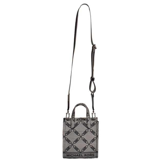 Die Gigi Crossbody-Tasche für Damen ist dank ihrer neutralfarbenen Kette und dem Logomuster die perfekte Ergänzung für nahezu jeden Look. Die kompakte, längliche Silhouette hat die perfekte Größe, um nur das Nötigste zu tragen, und verfügt über einen vielseitigen abnehmbaren Riemen.

 Details:
 - Accessoire-Typ: Umhängetasche.
 - Material: Textil.
 - Hardware: Silberfarben.
 - Details innen: 3 Kartenfächer.
 - Äußere Details: Vordertasche.
 - Verstellbarer Schulterriemen.
 - Verstellbarer Gurt: 34,3 cm-55,9 cm.
 - Kein Verschluss.
 - Inklusive Aufbewahrungstasche.

 Jede Accessoire-Kollektion von Michael Kors zeichnet sich durch eine starke Identität aus und bietet einen frischen Mix aus Trends, Farben und Silhouetten, die nie aus der Mode kommen, mit urbanem Stil und Haltung. Jede von Michael Kors entworfene Umhängetasche für Damen ist ein erschwinglicher Luxus mit einem Hauch von modernem, unerwartetem und komfortablem Glamour und bietet ein Stück für jede Gelegenheit.
 Maße: 17,1 cm x 20,3 cm x 7,6 cm
 Zusammensetzung: 53,2% Baumwolle, 46,8% Polyester
 Pflege:
Mit einem weichen, trockenen Tuch reinigen.
 Vermeiden Sie es, den Stoff längere Zeit der Sonne und Feuchtigkeit auszusetzen.
 Vermeiden Sie den Kontakt mit Flüssigkeiten und rauen Oberflächen.