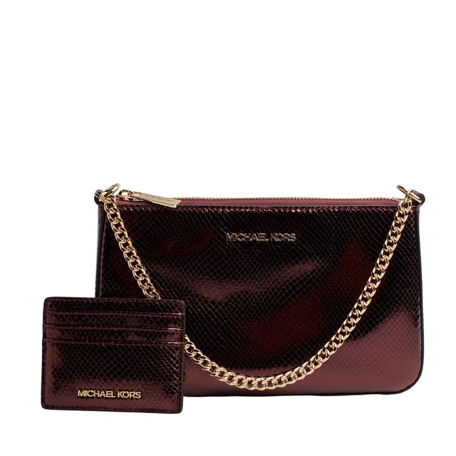 Este exclusivo set de regalo Michael Kors combina elegancia con un sofisticado diseño en piel sintética con textura de serpiente. Incluye un tarjetero compacto, ideal para organizar tarjetas de manera práctica, y un bolso de mano con correa adaptable de bandolera. Ambos cuentan con el distintivo logo Michael Kors, resaltando su diseño refinado y contemporáneo. 

Detalles:
- Material: Piel sintética.
- Textura: De serpiente metalizada.
- Herraje: En tono dorado.
- Bolso: Bolsillo interior frontal abierto, cadena de metal para usar como bolso de mano o de hombro y una correa bandolera ajustable de piel, cierre de cremallera.
- Tarjetero: 3 ranuras para tarjetas, un compartimento transparente para identificación de identidad, bolsillo compacto.
- Presentación en caja, ¡ideal como regalo aniversario, regalo mujer, regalos mujer!

Michael Kors cuenta en cada uno de sus accesorios con una colección de fuerte identidad, ofrece una mezcla fresca de tendencias, colores y siluetas que nunca pasan de moda, con estilo y actitud urbana.
 Medidas: Bolso: 24 cm x 14,3 cm x 6,2 cm; Tarjetero: 10,1 cm x 8,1 cm
 Composición: Ecopiel
 Cuidados:
Limpiar con un paño suave y seco. 
Evitar el contacto con agua y productos abrasivos.